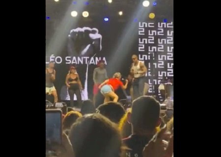 Léo Santana expulsa fã do palco após ela fazer gestos obscenos