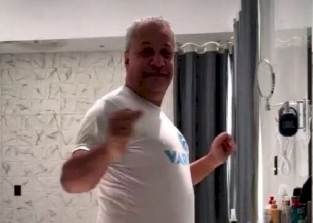 De cueca, Sikêra Jr. sensualiza ao passar desodorante em parte íntima