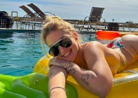 Virginia Fonseca posa sorridente de biquíni na fazenda de Leonardo