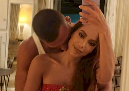 Anitta volta a posar em clima romântico com affair italiano