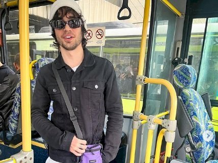 Cantor Fiuk anda de ônibus pela primeira vez: ‘Sextou’