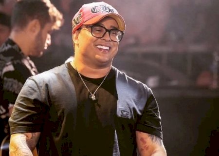 Cantor se desculpa após jogar microfone e abandonar palco de show