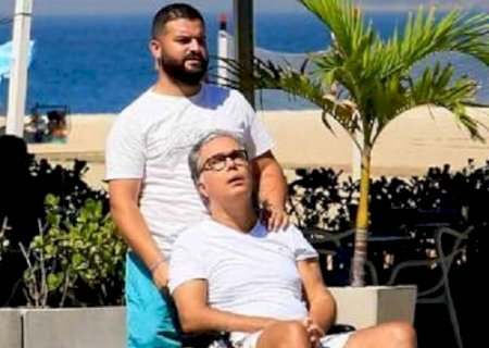 Ator Flávio Silvino aproveita passeio em dia de sol na orla de Copacabana