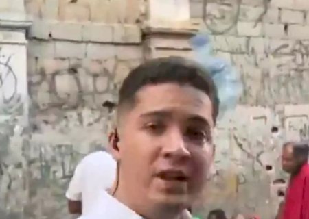 Ao vivo, repórter do ‘Cidade Alerta’ toma garrafada na cabeça