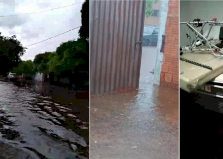 Forte chuva alaga casas e causa enxurradas em Nova Andradina