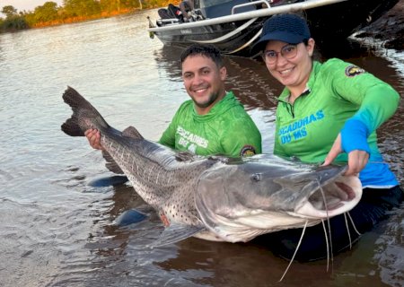 Casal pesca pintado de 55kg e 1,64m no Rio Brilhante