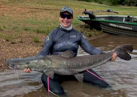 “Foi uma luta”: empresária pesca pintado de 55 kg em Rio Brilhante