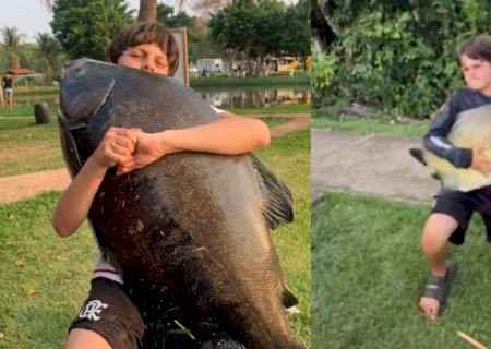 Garoto de 11 anos fica famoso por abraçar peixes grandes e vira referência em pescaria