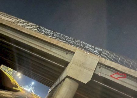 Torcedores do Corinthians fazem provocação ao Palmeiras em viaduto de Dourados antes de clássico decisivo