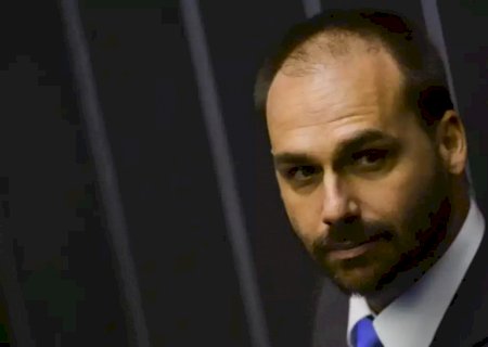 Eduardo Bolsonaro rebate críticas de governador bolsonarista e diz viver 'no exílio'