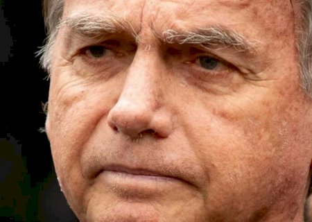 Bolsonaro deixa prisão pela 1ª vez para fazer cirurgia em Brasília