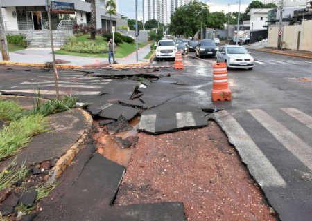 Chuva de 38 milímetros leva asfalto de ruas e causa estragos em Campo Grande