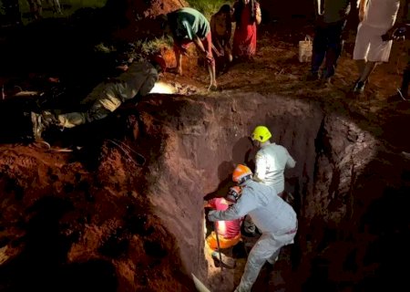 Criança de 2 anos é resgatada após cair em buraco de 4 metros