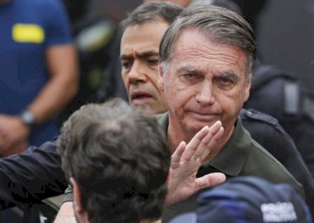 Com pneumonia, Bolsonaro é internado em UTI em Brasília