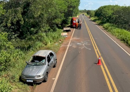 Carretinha puxa veículo com família e provoca tombamento na BR-376