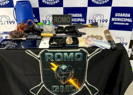 Suspeitos são presos com drogas, objetos e scooter furtada em Dourados