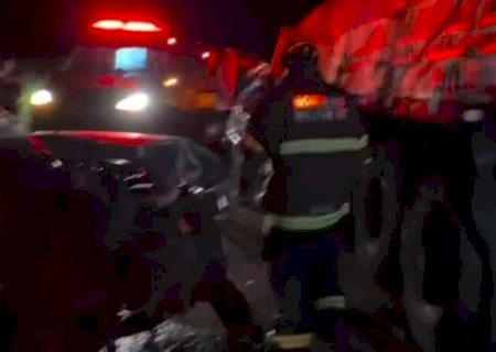 Passageiro fica preso às ferragens após carro bater em carreta parada na MS-276