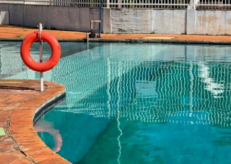 Bebê que se afogou em piscina morre após dias internado em estado grave