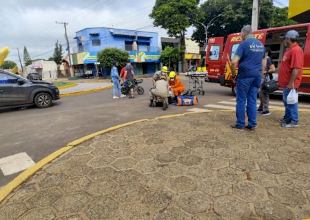 Adolescente fica ferida em colisão entre carro e motocicleta elétrica no centro de Caarapó