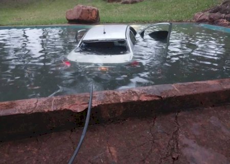 Perseguição policial cruza a fronteira e termina com carro em piscina e passageira morta