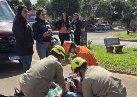 Ciclista fica ferida após motorista abrir porta de carro e provocar acidente em Caarapó