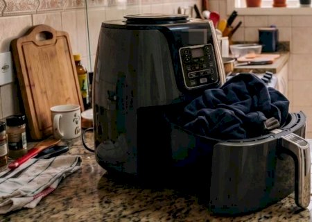Mulher surta, invade casa do ex, agride casal e coloca casaco para queimar em air fryer