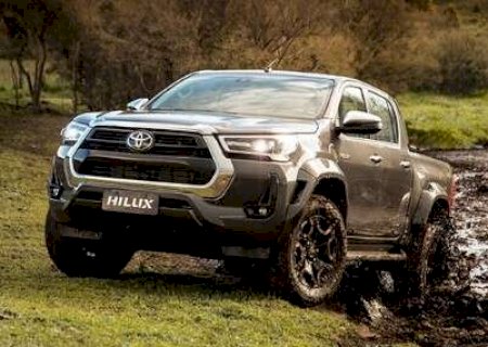 Aos 14 anos, menina dirigia Hilux todo dia &agrave; escola, at&eacute; ser parada pela pol&iacute;cia