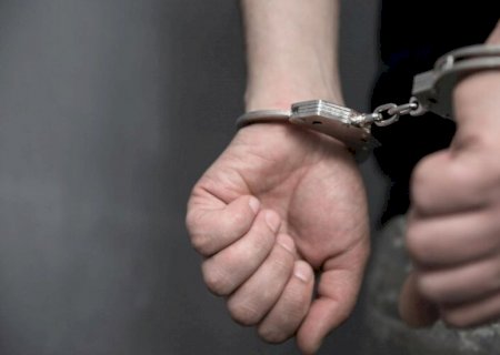 Preso, criminoso ‘dá balão’ na polícia e foge de delegacia após abrir algema em Dourados