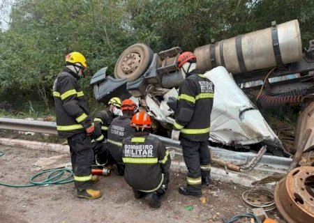 Motorista morre preso &agrave;s ferragens ap&oacute;s carreta tombar em rotat&oacute;ria