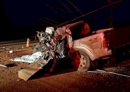 Motorista morre após colisão entre Hilux e bitrem na MS-141