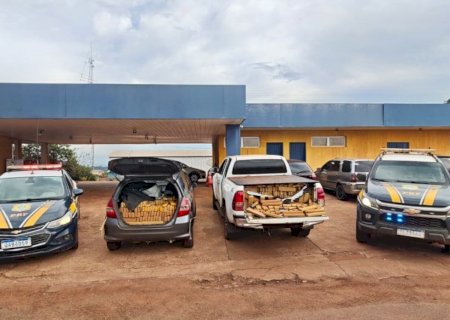 Veículos abarrotados com maconha são apreendidos após perseguição>