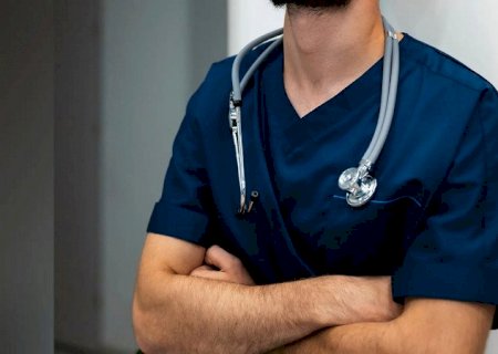 Lei torna exame obrigatório para médicos e cria nota mínima para exercício da profissão