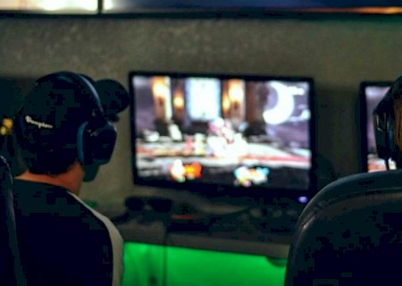 Crise de ciúmes durante jogo online termina em briga, agressão e prisão em Ponta Porã