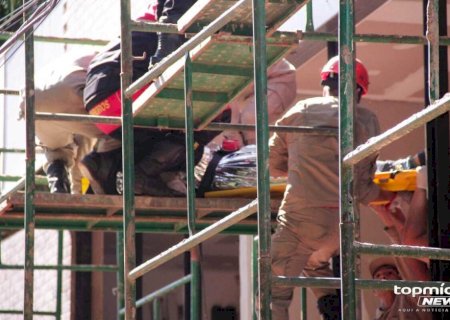 Homem cai do telhado durante trabalho e morre em Dourados