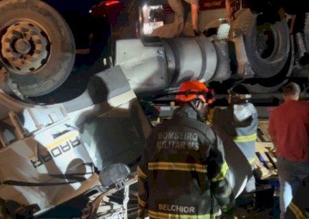 Motorista morre e 3 ficam feridos ap&oacute;s carreta de cerveja capotar na MS-377