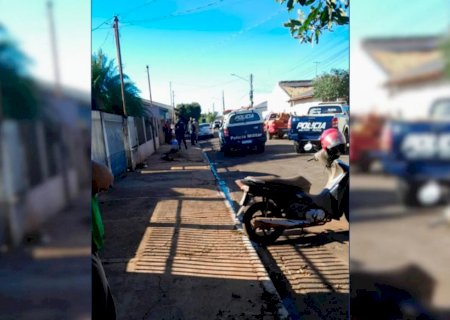 Dupla em motocicleta executa homem a tiros em frente a residência