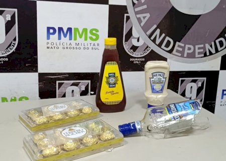 Homem é detido acusado de furtar mel, chocolate, maionese e bebida em atacadista