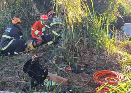 Carro com seis pessoas capota e duas ficam presas às ferragens na BR-163 entre Juti e Caarapó