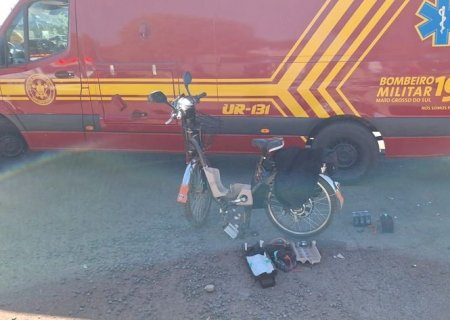 Mulher fica ferida após colisão entre carro e bicicleta elétrica em Caarapó