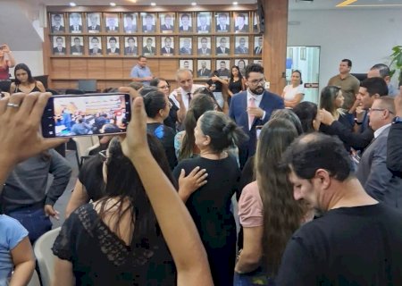 Prefeita falta à sessão solene da Câmara de Caarapó e não envia representante; protesto contra terceirização marca retomada dos trabalhos