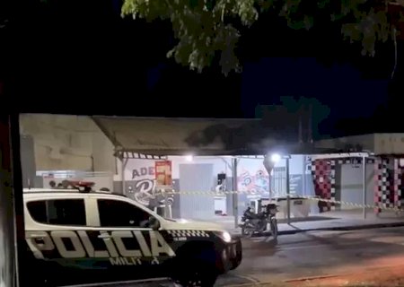 Entregador perde controle de moto, bate em árvore e morre no hospital em Itaporã