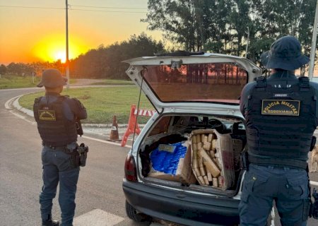 Corsa abarrotado com maconha é apreendido durante fiscalização