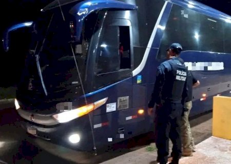 Jovem com mandado de prisão é flagrado com 11 kg de maconha em ônibus