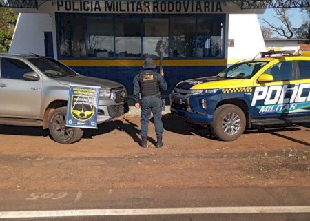 Dupla é presa transportando caminhonete furtada avaliada em R$ 210 mil