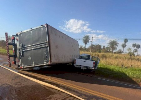 Colisão entre caminhão e caminhonete deixa três feridos na MS-162