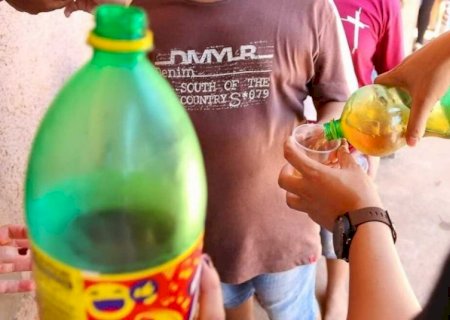 Mulher joga refrigerante em rosto de bebê durante briga em evento político no Danúbio Azul