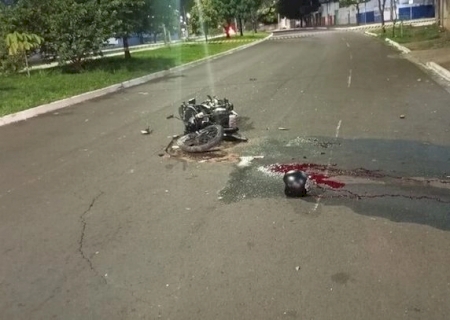 Motociclista morre ao atingir carro e muro de avenida em MS