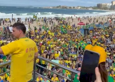 Flávio Bolsonaro inicia campanha à Presidência com ato em Copacabana>
