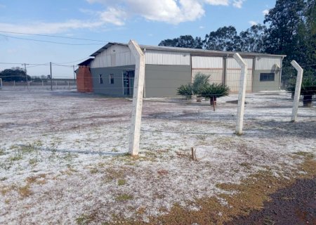 Granizo cobre chão de branco e assusta moradores de assentamento em MS | G1