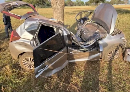 Carro com drogas parte ao meio após bater em árvore durante fuga da PRF em MS